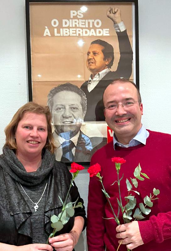 Ruth Waldmann und Ausstellungsmacher David Braun Lacerda mit dem Symbol der friedlichen Revolution in Portugal, der roten Nelke. Foto: Waldmann