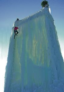 Bestens gesichert geht es auf bis zu 14 Metern Höhe  auf dem Eiskletterturm in Aschheim. Foto: VA