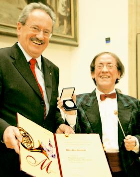 OB Christian Ude verlieh Bob Ross die Medaille: »München leuchtet«. Foto: Karl Hirt