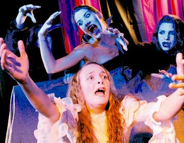 Blutrünstige Vampire trachten den Besuchern des FestSpielHauses nach ihrem Blut.  Foto: Theater