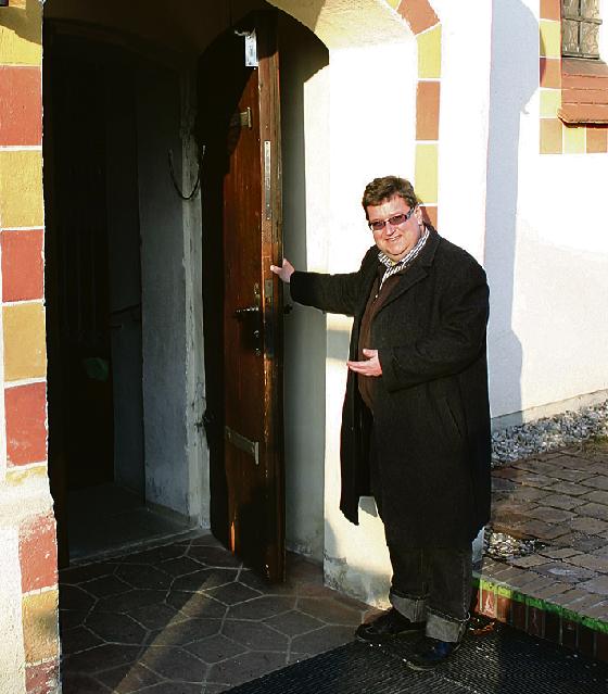 Hereinspaziert: Pfarrer Martin Cambensy lädt alle Moosacher zu den Jubiläumsfeierlichkeiten ein. Foto: wei