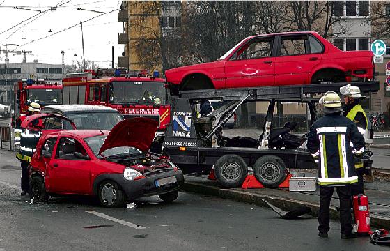 Fahrzeuganänger mit Schrott-Autos kollidiert auf Grillparzerstraße mit Kleinwagen.	Foto: FW