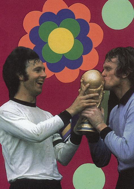 Franz und Sepp anno 1974 mit WM-Pott vor Prilblumen. Foto: VA