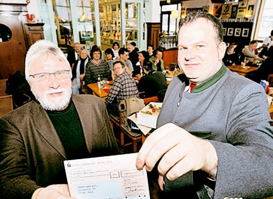 Regenbogen-Geschäftsführer Hanns-Jürgen Michal (l.) und Brauereidirektor Helmut Erdmann bei der Scheckübergabe. Fotoquelle: Schunk