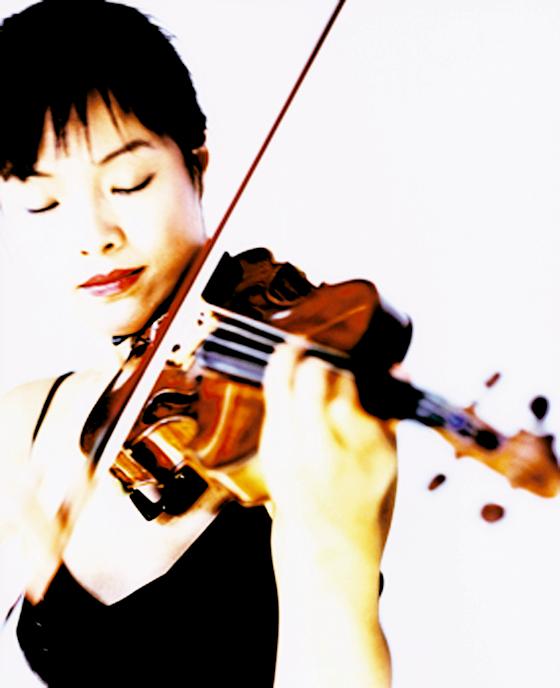 Mira Wang spielt eine Stradivari aus dem Jahr 1708, die sich einst im Besitz des legendären Geigenvirtuosen Joseph Joachim befand. Foto: Agentur