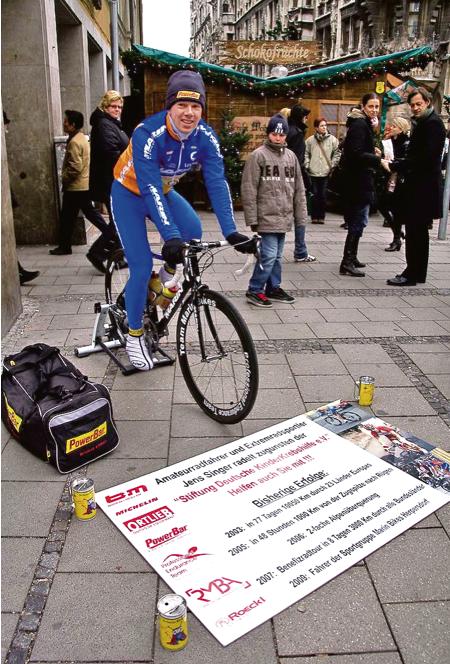 Spenden erwünscht: Extremradfahrer Jens Singer sammelt auf dem Marienplatz für einen guten Zweck.  	Foto: privat