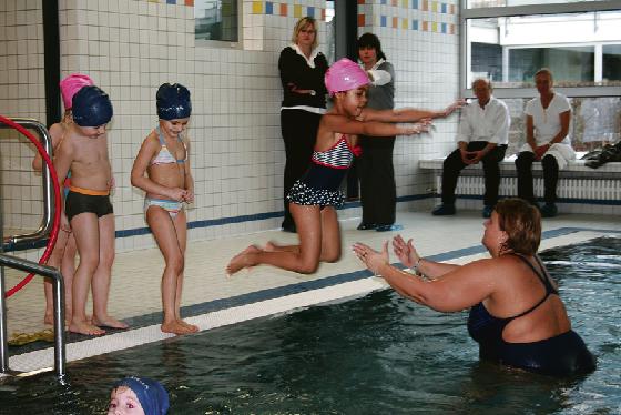 »Platsch«  Mit Hilfe der Schwimmtrainerinnen verlieren die Kinder schnell die Scheu vorm Wasser. Foto: em