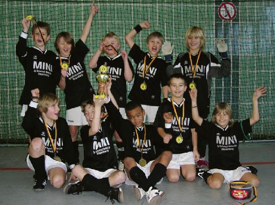Räumten beim Nachbarn FC Teutonia den Siegerpokal ab: die erfolgreiche E2/3-Jugend der FT Gern.Foto: VA