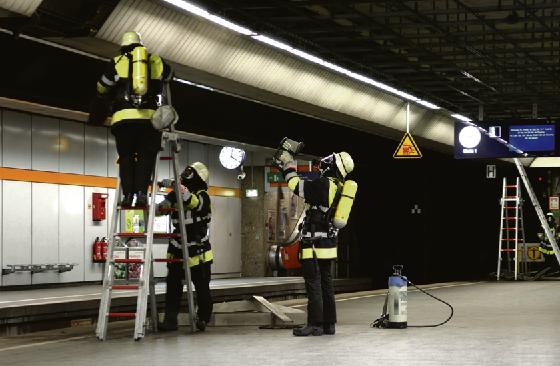 Ein Brand in der Zwischendecke sorgte für eine Komplettsperrung des S-Bahnbetriebs.Foto: Feuerwehr