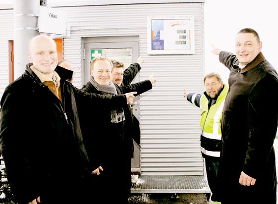 Bürgermeister Robert Niedergesäß (2. v. li.) und Klaus Gehrlicher (re.) sowie Mitarbeiter zeigen auf die Leistungs-Anzeigentafel der neuen Anlage.  Foto: pt