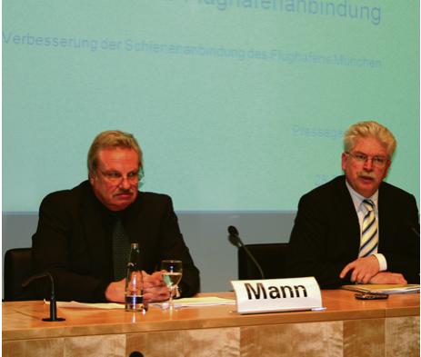 Verkehrsminister Martin Zeil (re.) und Hans-Ulrich Mann (li.) bei der Vorstellung des Gutachtens zur Anbindung des Münchner Flughafens. 	Foto: ak