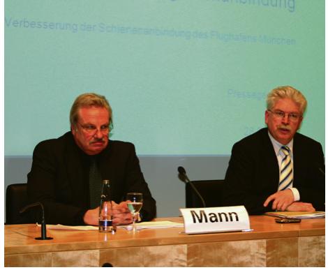 Verkehrsminister Martin Zeil (re.) und Hans-Ulrich Mann (li.) bei der Vorstellung des Gutachtens zur Anbindung des Münchner Flughafens.	 Foto: ak