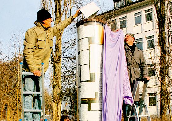 Der Künstler Gerd Mario Grill (l.) enthüllt zusammen mit Werner Frank das neue Kunstwerk, das in den nächsten Wochen den Hans-Miehlich-Platz schmücken wird.  Foto: Hettich