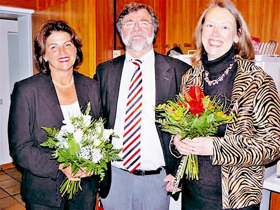 Mathilde Nuber mit ihren Nachfolgern (v. li.): Werner Hintze (2. Bürgermeister) und Bianca Poschenrieder (SPD-Gemeinderätin). Foto: beer