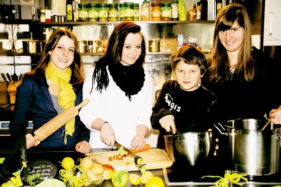 Ein eingespieltes Team schwingt den Kochlöffel: v. l. Tatjana Wagner, Johanna Huber, Benedikt Wagner und Patricia Schlenk freuen sich über ein tolles Ergebnis beim Kochwettbewerb. Foto: hol