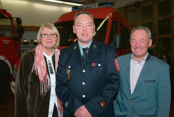 Der neue Feuerwehrkommandant in Hochbrück, David Ward, wird von Bürgermeisterin Hannelore Gabor und dem zweiten Bürgermeister, Peter Riedl, in die Mitte genommen. Foto: ba