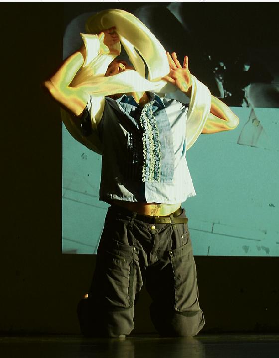 Helmut Ott versucht sich in »mischmich/mixen« in einen geschlechts- und körperlosen Cyborg, ein Mischwesen aus lebendigem Organismus und Maschine, zu verwandeln. 	Foto: VA
