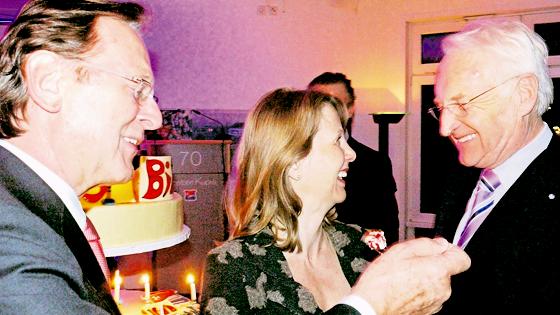 Jubilar Engelbert Kupka und seine Ehefrau Waltraud begrüßen Edmund Stoiber sehr herzlich. Foto: Kohnke