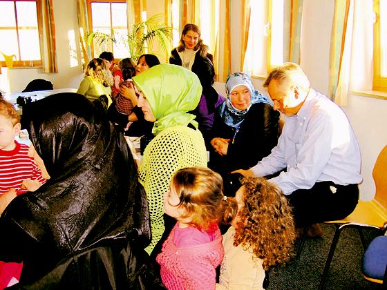 Bürgermeister Jörg Pötke (r.) überzeugte sich beim muslimischen Aschura-Fest von der erfolgreichen Integrationsarbeit des Mehrgenerationenhauses in Taufkirchen. Foto: A. Pietsch