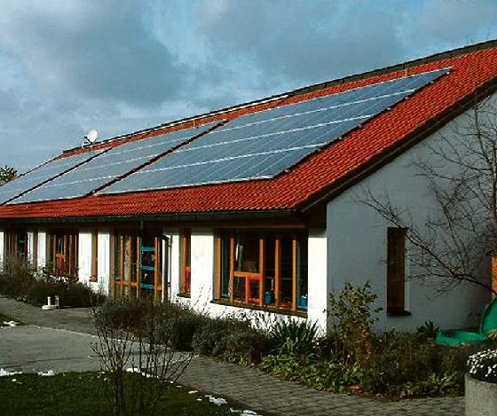 Das erste Bürger-Solar-Kraftwerk für Feldkirchen entstand 2006 auf dem Dach des Kindergartens. Jetzt soll ein weiteres Projekt auf dem Dach der Feuerwehr entstehen. 	Foto: Ergon e.V.