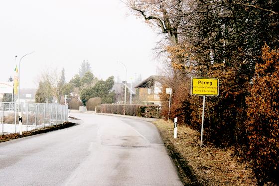 Das Ortsschild, das 50 km/h bedeutet, ignorieren viele und fahren viel zu schnell in Pöring ein. Foto: pt