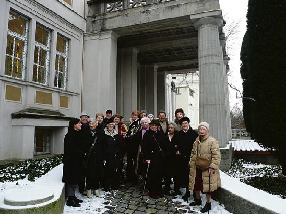 Ingeborg Röck (ganz links) erklärt einführend die Situtation des Malerfürsten Franz Stuck in München. Foto: VA