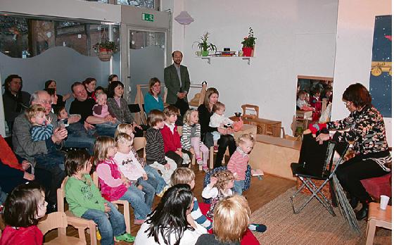 Zur Einweihungsfeier bei den »Kleinen Rackern« zog die bekannte Kinderbuchautorin Rotraut Susanne Berner mit ihrem Karlchen-Theater die kleinen und großen Zuhörer in ihren Bann.	 Foto: VA
