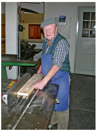 Sein Schreinerberuf lässt Rudolf Böck auch mit 90 Jahren nicht los.	 Foto: wei/Privat