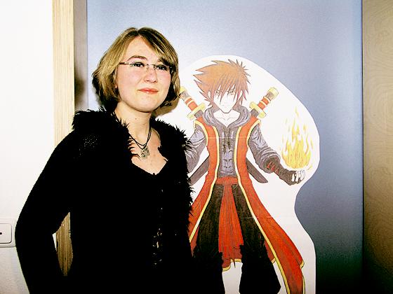 Ann-Kathrin Speier vor einem ihrer Mangas, das in der Blue Box zu sehen ist.  Foto: Schwarz-Mehrens