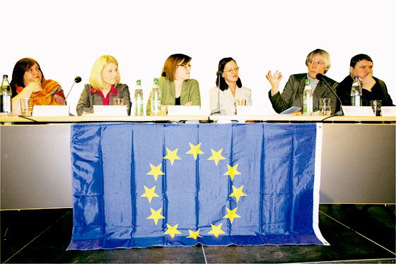 K. Stuber, die ehem. Leiterin des Europabüros der bay. Kommunen in Brüssel (3.v.li.), diskutierte mit D. Henn (Die Linke), N. Hirsch (FDP), C. Tausend (SPD), L. Dietrich (Die Grünen) und B. Posselt (CSU), über Einfluss der Münchner Parteien auf Europa.