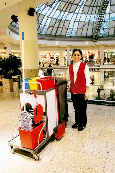 Züleyha Özdamar ist eine der Tagesfrauen, die täglich für Sauberkeit im pep sorgen  damit der Einkauf noch mehr Spaß macht.