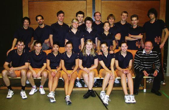 Die »schlagkräftigen« Badmintonspieler der Mannschaften des OSC München mit ihrem Abteilungsleiter, dem Moosacher Lehrer Franz Schimmer (r.u.).	 Foto: VA