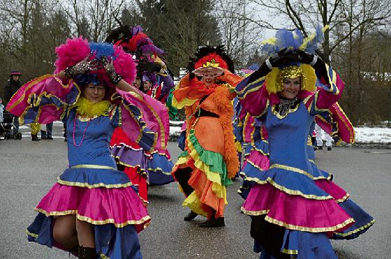 Sorgten für unübersehbare Farbtupfer beim Schleißheiner Faschingsumzug: die Samba-Damen. 	Foto: ba