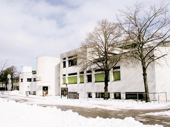 Das Bürgerhaus in Putzbrunn hält wohl noch bis 2011 Winterschlaf. Die Sanierung wird rund sechs Millionen Euro verschlingen.  Foto: Schwarz-Mehrens
