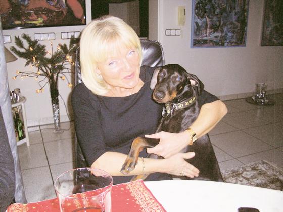 Frauchen Renate Mayer vermisst ihren Sammy. Wer kann helfen?  Foto: Privat