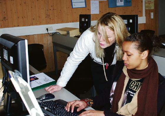 Anita Matanovic entwirft mit einer Schülerin eine Bewerbung  auch das gehört zu den Aufgaben der Berufseinstiegsberaterinnen. Foto: sh