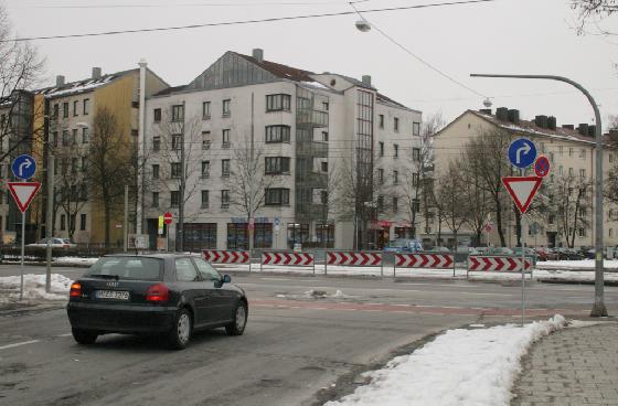 Das wird nichts  die Möglichkeit von der Feldmochinger in die Dachauer Straße links einzubiegen, besteht seit dem 1. Dezember nicht mehr.	Foto: cr