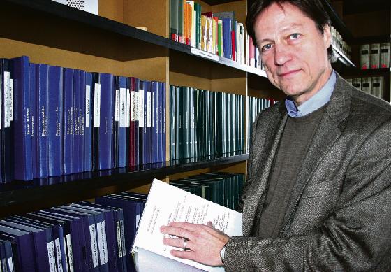 Michael Stephan, Leiter des Münchner Stadtarchivs, mit dem Schwabinger »Findbuch«, das alle Archivalien zum Stadtviertel enthält. 	Foto: ko