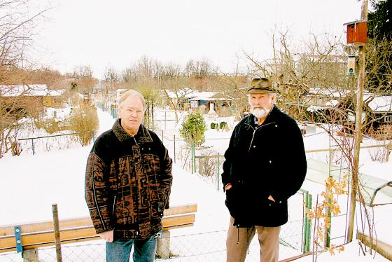 Blicken in eine unsichere Zukunft ihrer Kleingartenanlage  Johann Schmid (r.) und Karl Gatt von der Anlage »Südost 30« an der Untersbergstraße.  Foto:  Hettich