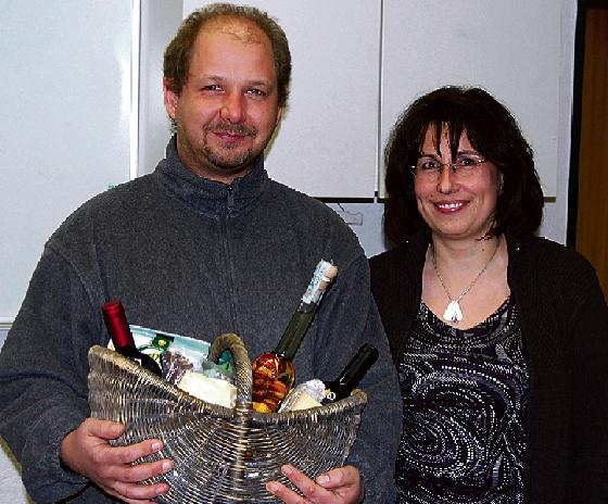 Angela Wühr überreichte dem ehemaligen Vorsitzenden André Bock einen großen Geschenkkorb.	Foto:VA