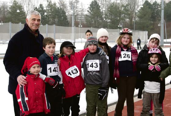 Eislauf-Legende Erhard Keller mit Schülern nach dem Lauf.	 Foto: mst