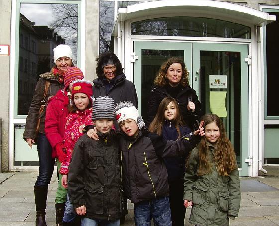 Planen einen neuen Hort: Daniela Keller, Schülermutter Carolin Graehl und Melanie Andre (v.l.) mit Schülern der Schwindschule. Foto: js