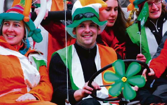 Fröhlich und farbenfroh geht es beim St. Patricks-Umzug zu.	 Foto: VA
