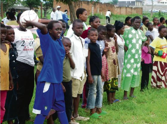 Fußball hilft, die verfeindeten Bevölkerungsgruppen in Burundi zu versöhnen.	Foto: VA