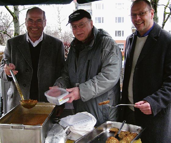Dr. Udo Scheffel, Horst Schmid und Armin Eisenreich (von links) beim Essen verteilen. Heute auf dem Speiseplan: Gulasch und Brezn-Knödel. 	Foto: au