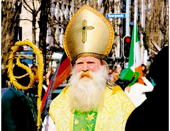 Der Giesinger Johan Lanzhammer tritt bei der Münchner St. Patricks Day Parade als Moses auf. privat