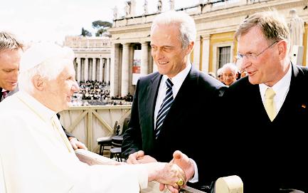 Johannes Singhammer (re.) und Dr. Peter Ramsauer haben Papst Benedikt XVI. in Rom einen Besuch abgestattet. Foto: CSU