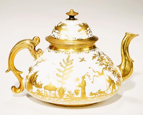 Teekanne im Chinastil aus der Manufaktur Meißen mit dem Dekor Augsburg, wohl von Abraham Seutter, um 1730.	F.: Bayerisches Nationalmuseum München