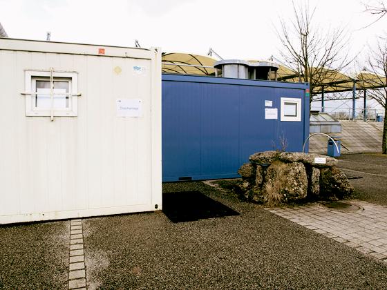 Sportler in Vaterstetten müssen derzeit in diesen Containern duschen, bis die Wasserleitungen in den Umkleidekabinen saniert worden sind. Foto: Ederer