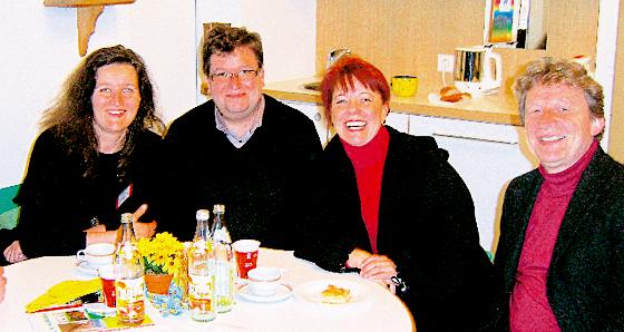 Kindergartenleiterin Barbara Mock, Pfarrer Martin Cambensy, SPD-Politikerin Diana Stachowitz und Rudolf Geigenfeind in lauschiger Runde.	Foto: VA